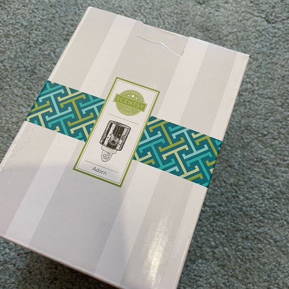 NWB adorn mini Scentsy warmer - Picture 3 of 3